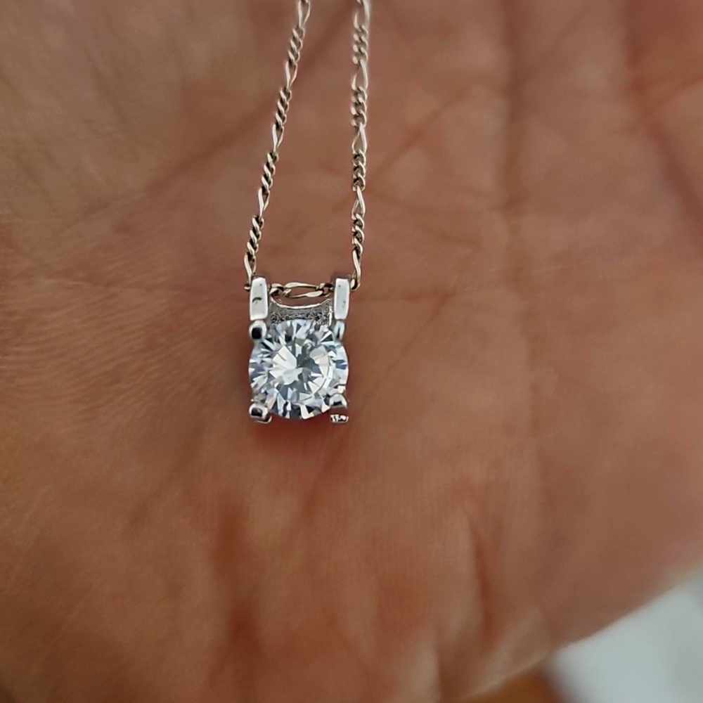 Silver Necklace featuring a Small Moissanite S925